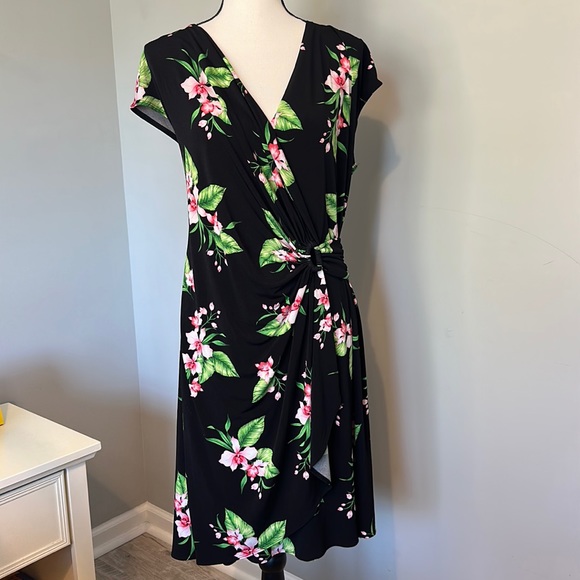 Tommy Bahama Dresses & Skirts - Tommy Bahama Tropical Floral Short Sleeve Midi Wrap Dress Flattering